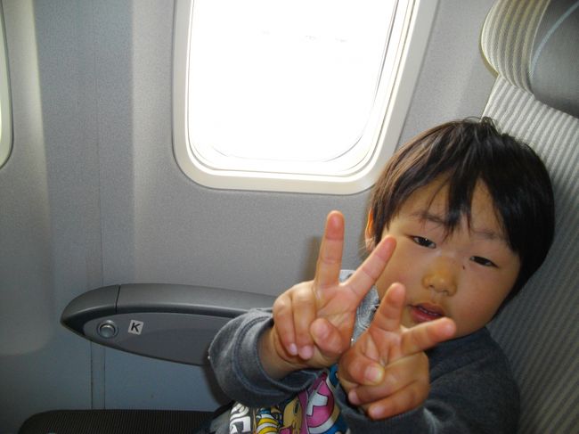 座席に着きました<br /><br />ＣＡさんが確認にきました。愛想はいいです<br />おしゃべりなもので・・・<br />でも人見知りです。しかし、２、３分あれば慣れます