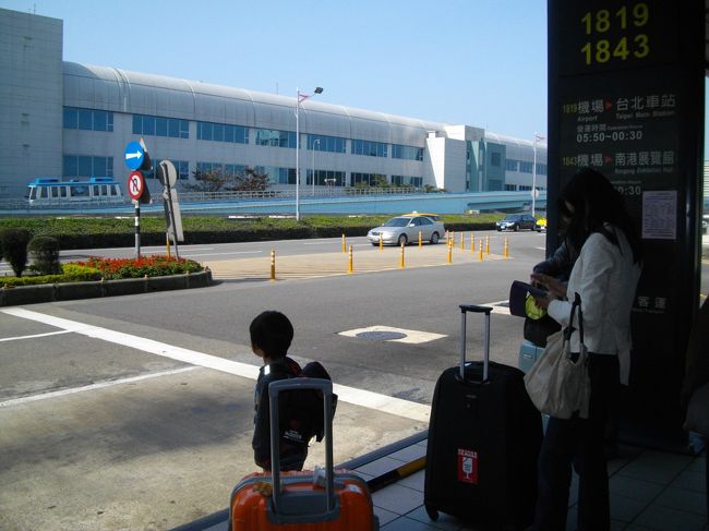 今度はバスに乗るというと<br /><br />乗り物大好きなので、元気いっぱい<br /><br />国光客運台北まで１２５元。チビは４歳なので無料<br /><br />この日は混んでいました満員です<br />チビは無料なので席開けましたが、運転手さんがＯＫとチビの席確保できました。