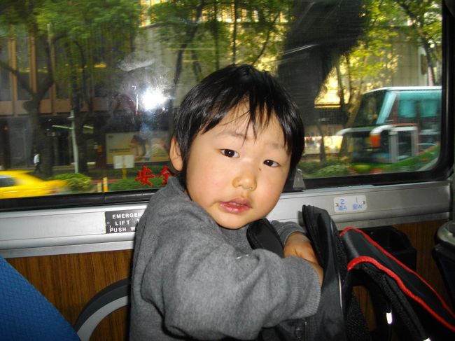 「じじと同じ車走ってないね」といってます<br /><br />飛行機は雲ばかりで、また動いてないように感じるようでつまらないが、バスは走っている車が見え楽しいみたいです