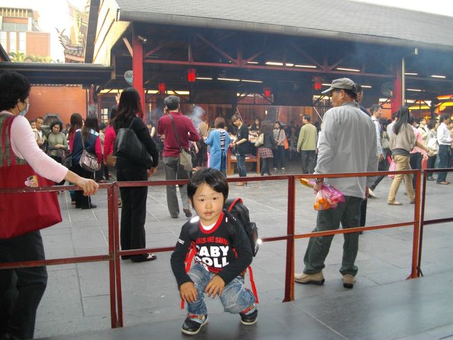 商売の神様行天宮へ<br /><br />チビがいるため台湾の女性の方も日本の女性の方と同じで<br />子供には愛想がいいです<br /><br />チビも女性が大好きです（誰に似たのかな〜）