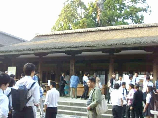 南門から中に入るとすぐ右手に特別参拝受付があります。<br />ここで500円を払うと中門の前まで行けるようになります。<br /><br />私も本当は中まで行きたかったのですが、修学旅行の団体と鉢合わせ。<br />ぼーっとしてる間にあれよあれよと人が増えて行き、余りの混雑っぷりに心が折れて中に入るのを断念・・・(；ω；)<br /><br />そっと拝殿から拝んどきました。←と思ったら、実は私が拝んだ場所は幣殿と舞殿だった事が後から判明！！<br />お賽銭箱が置いてあったのですっかり拝殿かと思ってたYooooーーーっ！！