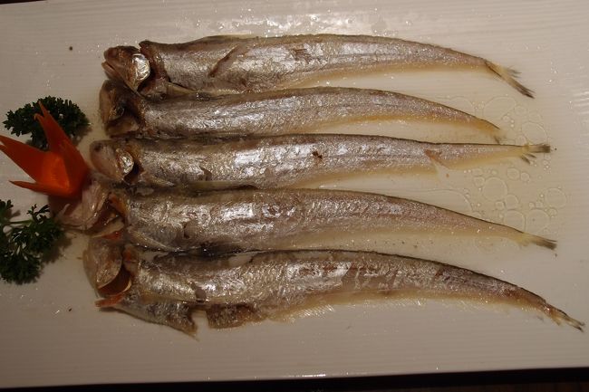 ⑦漢口　　3月23日夕食【慎成宴】<br /><br />「刀魚双吃」（長江で獲れる貴重な魚）<br /><br />最近ますます獲れなくなり、今では高級魚である<br />小ぶりの鰯の大きさの「刀魚」5匹で、780元であった。