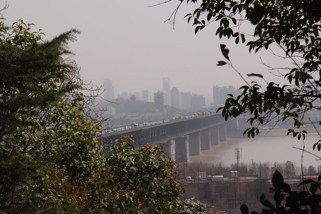 ⑯漢陽　「亀山」<br /><br />【長江第一大橋】を眺める。中央に「黄鶴楼」が見える