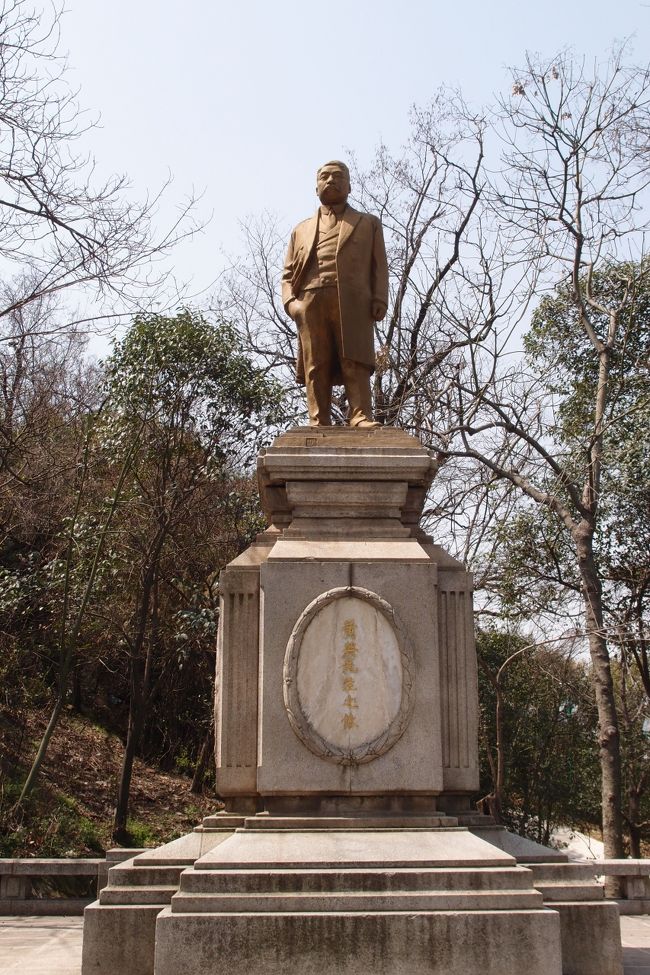 ⑰漢陽　「亀山」<br /><br />日本への留学生で、湖北・湖南革命の主導者、辛亥革命の立役者の一人である「黄興」の像<br />