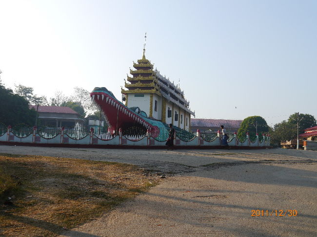 石のお寺から次に向かったのは果物の木がいっぱいあるお寺。