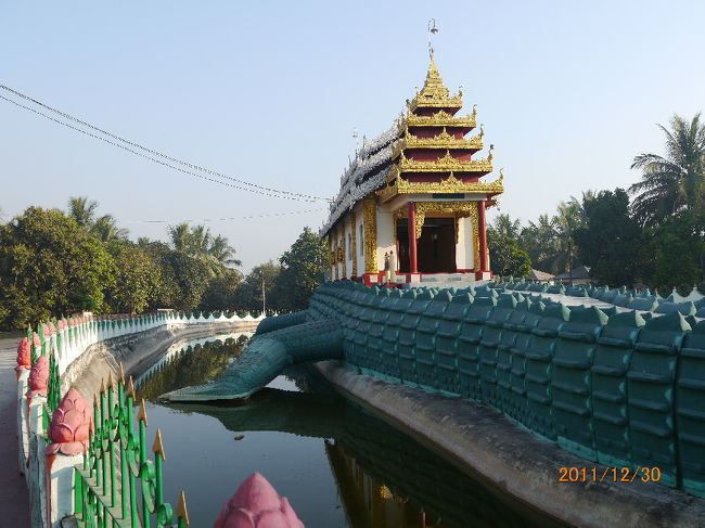 お寺の中央には大きな模型のワニに乗った本堂がある。