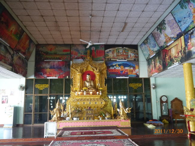 お祈りのホールには大きな仏像がある。