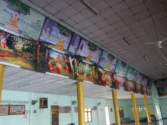 ホール内の絵画。お釈迦さんの誕生から入寂までの一生を描いているようだ。