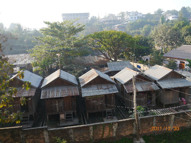 ホールの裏側には貧相な住宅地が広がっていた。