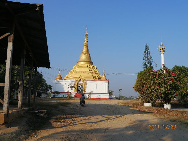 その先に又別の寺院も見える。