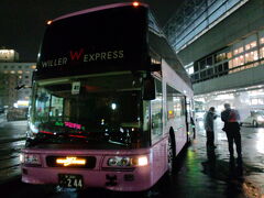 で、京都駅からはウィラーのバスに乗って博多港へと向かいます。来たバスはダブルデッカー車。