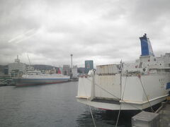 釜山港へ上陸。
横には関釜フェリーの船が。
なんか、ビルが多い感じとか、ちょっと無機質（？）な感じとか、日本とは違う印象を受けますねー