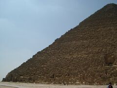 クフ王のピラミッド

クフ王が建設したギザの大ピラミッドは、ピラミッド建築の頂点とされ、最大規模を誇る。

現在高さ138.74m（もとの高さ146.59m）、底辺230.37m、勾配51度50分40、容積約235.2万m3で、平均2.5tの石灰岩を約270万-280万個積み上げたと計算される。

長さと高さの比は黄金比であるとする俗説があるが、実際に計算すると黄金比との相対誤算は3パーセント強であり、方位の誤算で1分程度に収まるピラミッドの建築技術に比して際立って大きい。
