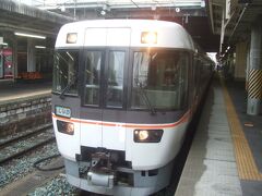 今回のお目当ては国盗りの旅。ということで、長野駅からは「しなの」号で南下して松本まで。