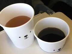 ANAでは有料になってしまった水やお茶以外のソフトドリンクも、エア・ドゥでは無料(^。^)
しかも、こだわりのドリンク。

珈房 サッポロ珈琲館によるオリジナルブレンドコーヒー
と
北海道北見産の玉ねぎを使用したオニオンスープ。

可愛いカップも楽しい。