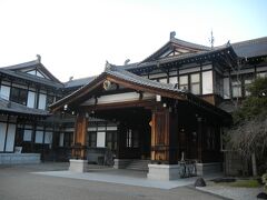 明治４２年にオープンした奈良ホテルは
和洋折衷のクラシックな外観がいい味出してます。
一度来たいと思っていました。