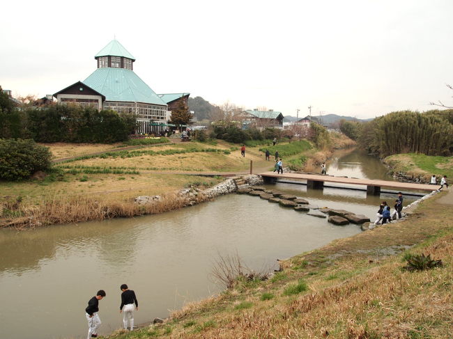 建物の裏にある橋を渡ると･･･。