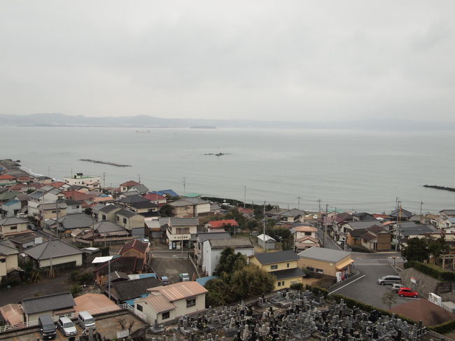 結構、あっさり上れちゃいます。<br />階段も整備されてるし。<br /><br />舞台造りの観音堂から、館山湾が一望できます。<br />お天気が良ければなぁ。