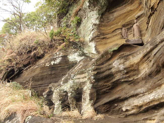 スゴイ山肌だな〜と思っていたら、上のほうに<br />観音様が。