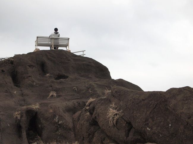 岩の上にベンチが。