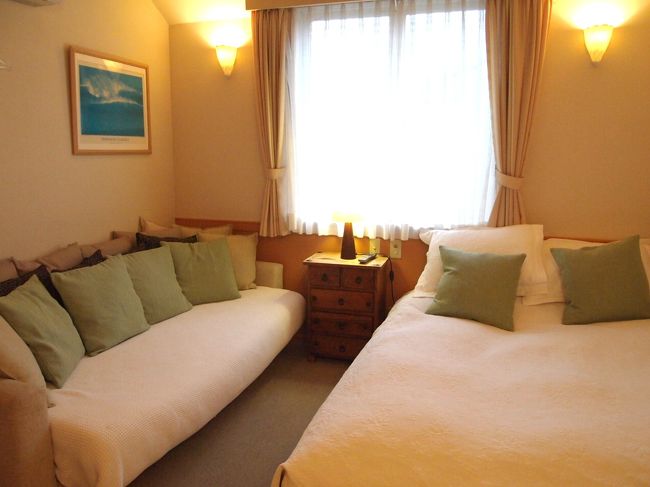 今日はCafeホテルの「ポルトメゾンルームス」に<br />お世話になります。<br /><br />南仏をイメージしたお部屋に入ると<br />心地良い音楽とアロマの良い香りが。<br />とても清潔な部屋なんですが、ペットもＯＫなんですよ。