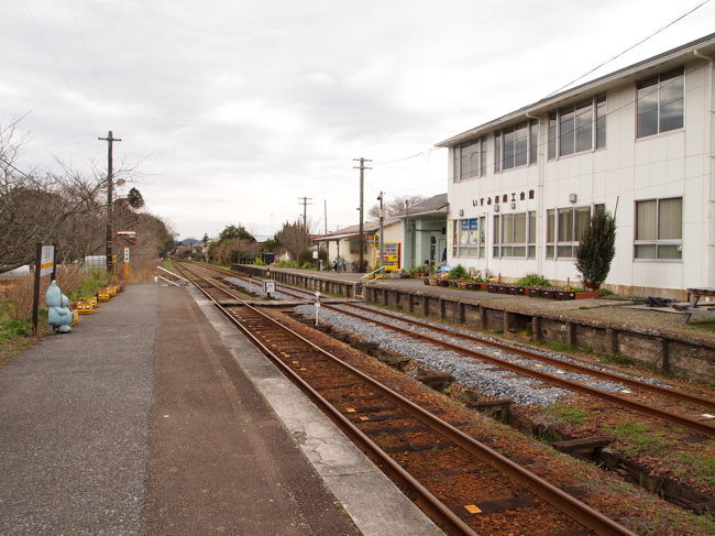 線路が真っすぐ伸びてます。<br />のどかで良いな〜。