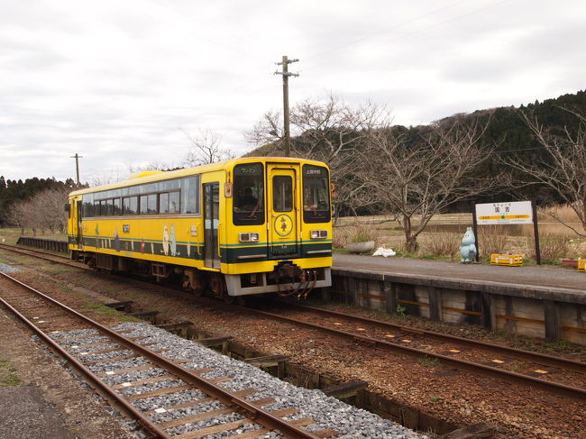 そうこうしているうちに、列車が来ました！！<br />1時間に1本なので、ちょうど良いタイミング！！