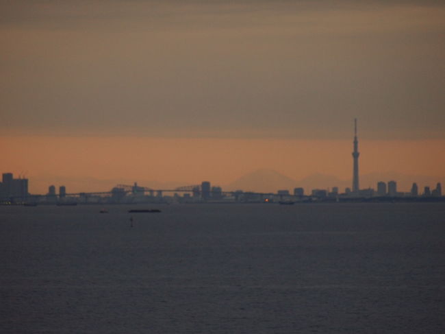 休憩で海ほたるに再び寄りました。<br /><br />昨日は何にも見えなかったけど<br />今日はスカイツリーと２月に開通したばかりの<br />東京ゲートブリッジが見えました。<br /><br />また一人旅に出よう。