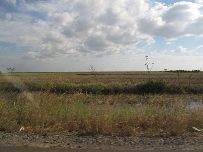 カンボジアに入るとひたすら平地が続く。<br />