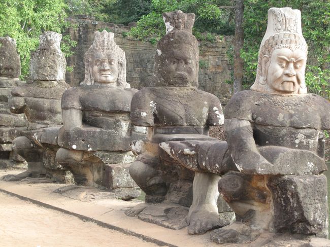 朝食後、バイヨンを観光。<br />城門を守る衛視たち。