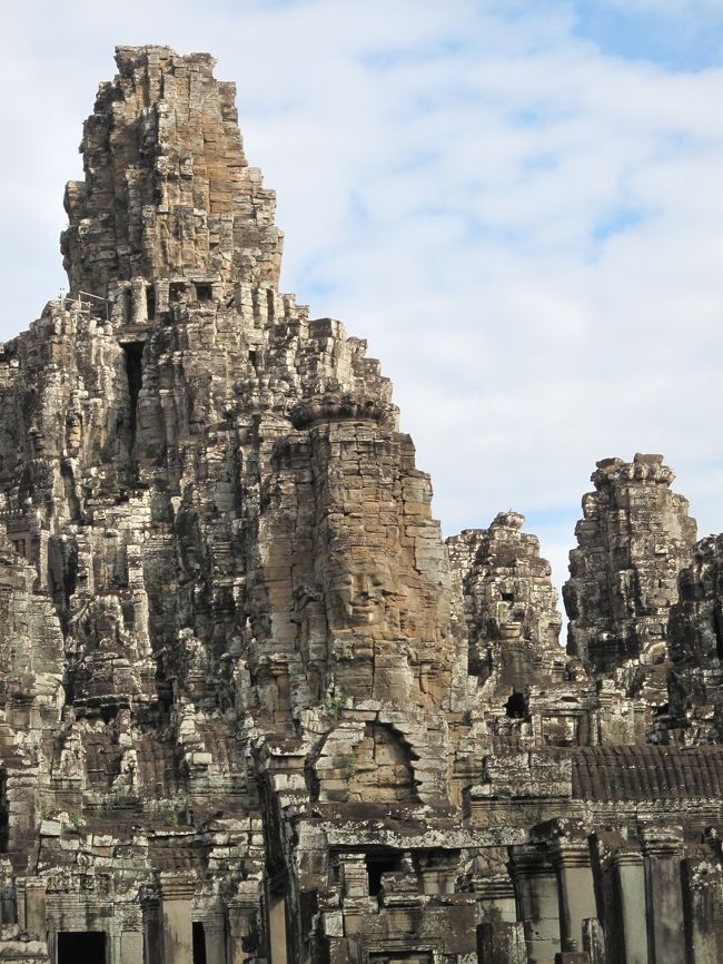 バイヨンのメインストラクチャは実に密度がある。<br />カンボジアの遺跡というと彫刻の緻密さが評価される事が多いが、個人的にはこういうずっしりした質感の遺跡の方が好みだ。