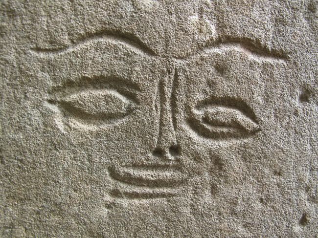 テキトー感あふれる彫刻もある。