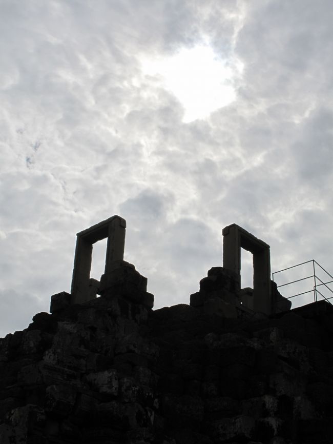 年を経て伽藍の上部が崩れ落ち、四面から内側に入るドアの枠だけ残っている。<br />異世界に抜けるゲートのようにも見える。<br /><br />
