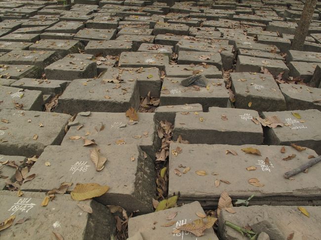 復元準備中の石材。