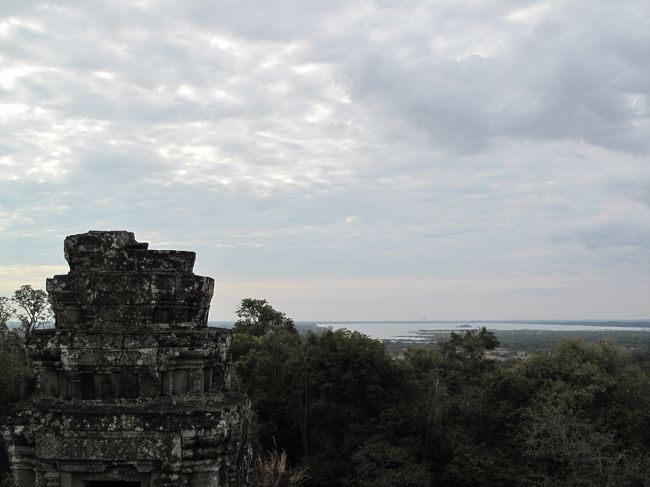 プノンバケンから。<br />トンレサップ湖?と思ったが貯水池だった。