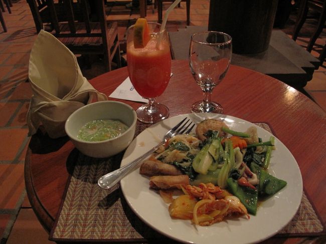 夜。<br />クメールディナーショーに(一人で)突撃。<br />バイキングの食べ物を用意して開園待ち。<br />