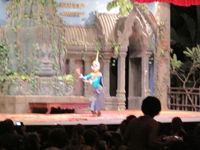 まあ、それらしいダンスを踊ってます。<br />この前後に寸劇がありました。<br />田舎娘を必死でくどくお兄ちゃんとか、獅子舞みたいなのとか。<br />