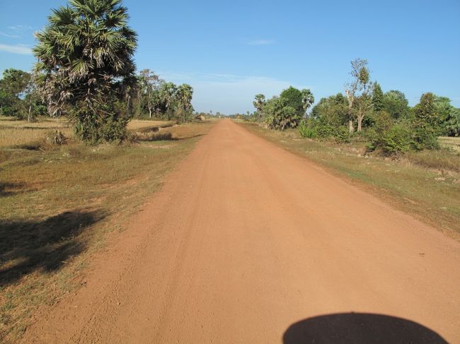 翌日。トゥクトゥクでベンメリアへ。<br />路面は赤みがかった砂が敷かれている。<br />これは山から採ってきているそうだ。<br />