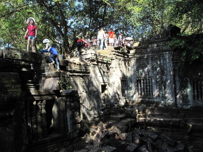 中国人観光客たち。<br />ガイド曰く。「ベンメリアに来る中国人は最近ホントに増えたよ」<br />カンボジア自体、中国人・韓国人の観光客が増えているそうです。