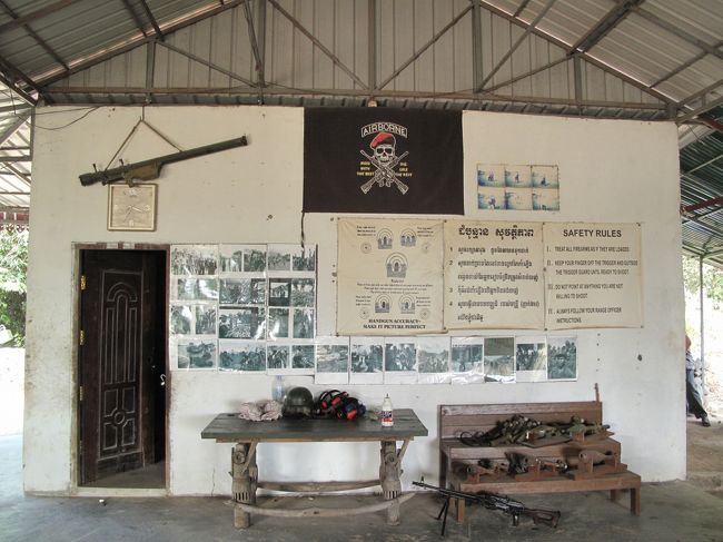 陸軍の演習場に来ました。<br />AK-47とM-16。<br />他にもハンドガンから何まで色々ある。<br /><br />この日のガイドは内戦経験者。<br />額に傷がありました。