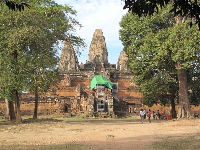 演習場からの帰路。<br />クメールの遺跡群がそこらじゅうにあります。<br /><br />これはアンコール遺跡とは使ってる石材が違いますね。<br />おそらく建造された時代も違うのでしょう。