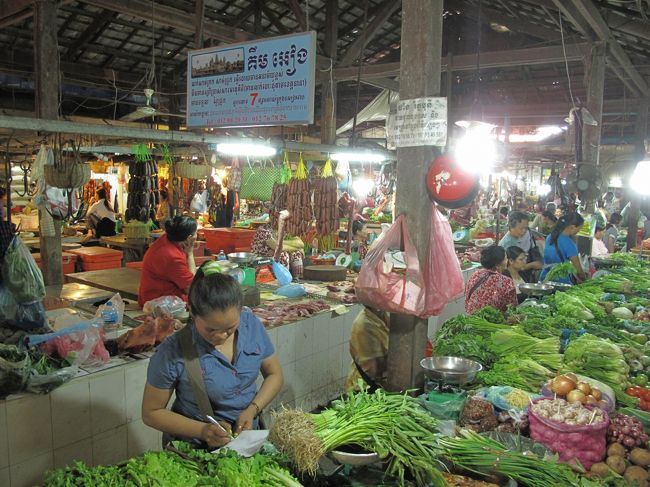 シェムリアップの市場。<br /><br />市場、特にオールドマーケットでは、観光客がものすごくモテます。<br />売り子のお姉さんが手をつかんでくっついてセールストーク。<br />アツイです。<br /><br /><br />これでシェムリアップともお別れ。<br />陸路でバンコクに戻ります。