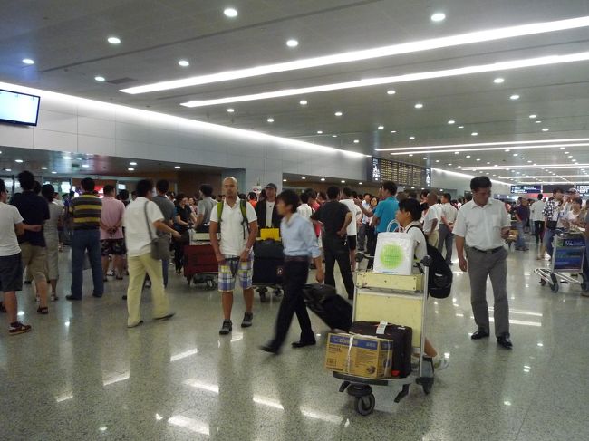 約3時間で上海のPU DONG空港に到着！<br />到着と同時に人の多さにびびるｗ