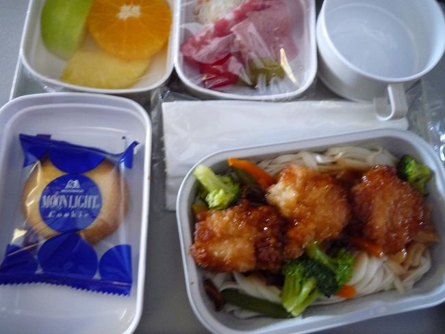 AIR CHINA（中国国際航空）を利用。<br />機内食はもちろん中華料理！<br />まあまあ美味しかったです^^<br /><br />※イギリスとタイで育った私は、意外とどんな料理でもいけちゃうので、私の味覚を信用しないほうがいいかも知れませんがｗ