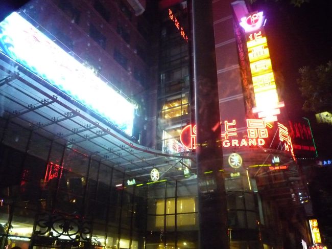 ここは、他のツアーの皆さんが泊まったホテル。<br />私たちだけを残して、10人くらい下車しました。<br />いかにも、安そうなホテルだな〜…。<br /><br />我々は学生の身分のくせに、高級ホテルにランクアップさせましたｗ<br />HISのフリーツアーだったのですが、プラス5000〜8000円くらいで6星ホテルに泊まれました！これは、大正解だったと思います。<br />※他の日のブログにホテル内部の様子を載せます！