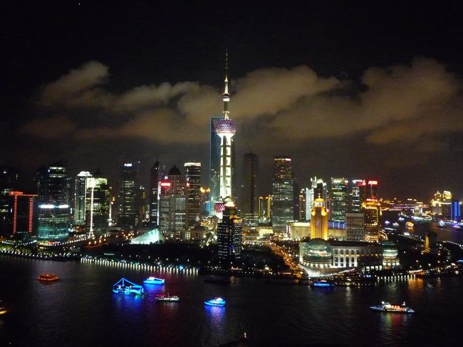宿泊先で友人の親族と待ち合わせした後、上海の夜景を独り占めできるGrand Hyatt最上階のバーに連れて行ってもらいました！<br /><br />あまりのリッチな接待にびっくりでしたが、本当に感謝です…。<br />もう、このすばらしい夜景には目が奪われました！！<br /><br />こちらは、浦東（プートン）方面の夜景。<br />高層ビルが立ち並ぶ経済中心部です。