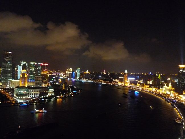 長江にはたくさんの遊覧船が。<br /><br />クルーズで楽しむ夜景もいいですよね♪