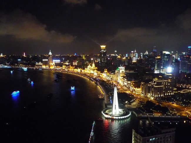 こちらは、外灘（ワイタン）。<br />中国がヨーロッパ諸国により占領された租界時代に建てられた洋館が並ぶ場所です。<br />レトロな上海を感じました。<br />