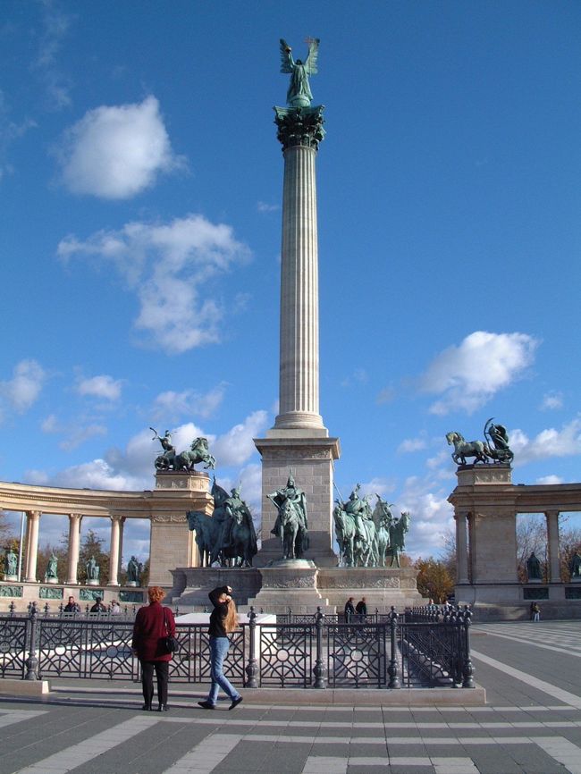 <br />英雄広場、塔の下にマジャール７部族の長の像、マジャール人はアジア系の民族で、日本人と同じように赤ちゃんの時には、蒙古斑があるとガイドさんが言ってました。