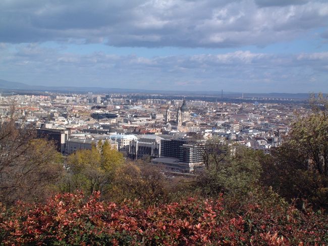 ブダペストはドナウ川でブダとペストに、分かれている。<br />ブダ側のゲッレールトの丘から見たペスト側。